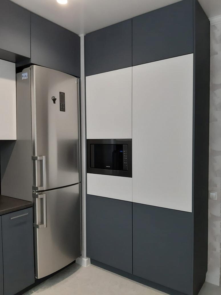 Фото угловая белая двухцветная матовая серая темная кухня с фасадами МДФ-ПВХ в стиле Минимализм с пластиковой столешницей