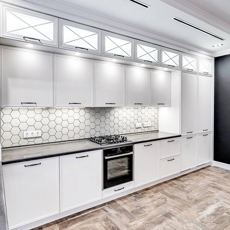 Фото угловая трехъярусная белая светлая кухня из шпона в стиле Лофт и в неоклассическом стиле с кварцевой столешницей