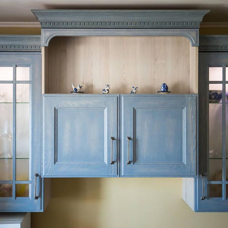 Фото прямая с барной стойкой яркая синяя древесная кухня из массива в неоклассическом стиле с пластиковой столешницей