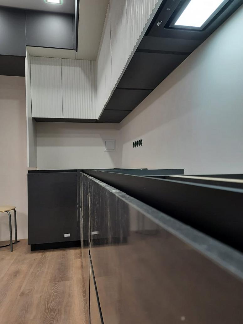 Фото угловая трехъярусная белая двухцветная матовая серая темная кухня с крашеными фасадами с фасадами TSS в стиле Минимализм