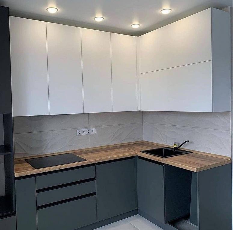 Фото угловая белая двухцветная матовая серая кухня с пластиковыми фасадами AGT в стиле Минимализм с пластиковой столешницей