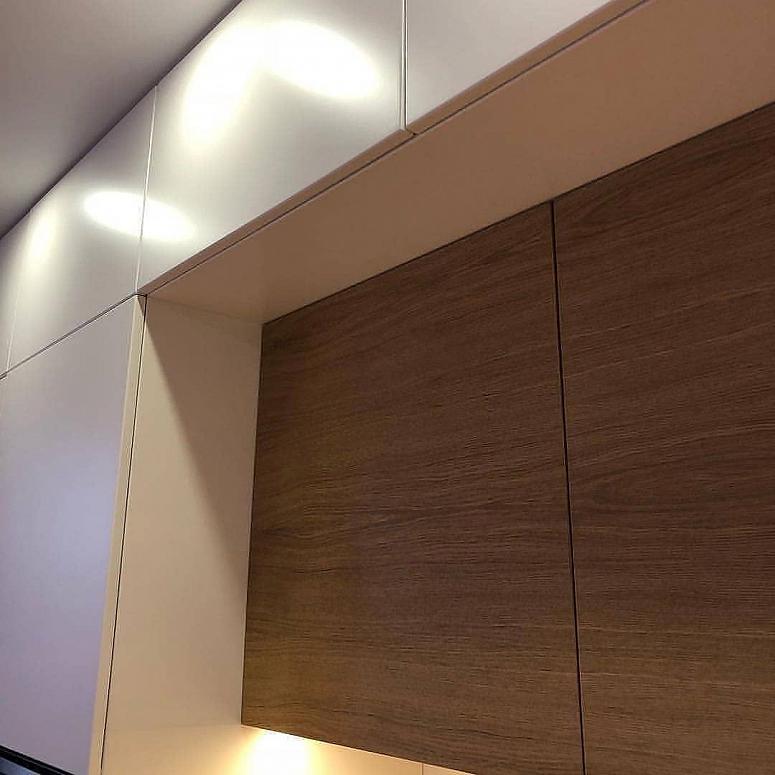 Фото угловая белая древесная двухцветная глянцевая матовая светлая кухня с пластиковыми фасадами с крашеными фасадами AGT в стиле Минимализм с пластиковой столешницей