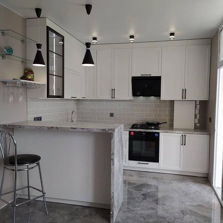 Фото кухня с крашеными фасадами в неоклассическом стиле с пластиковой столешницей