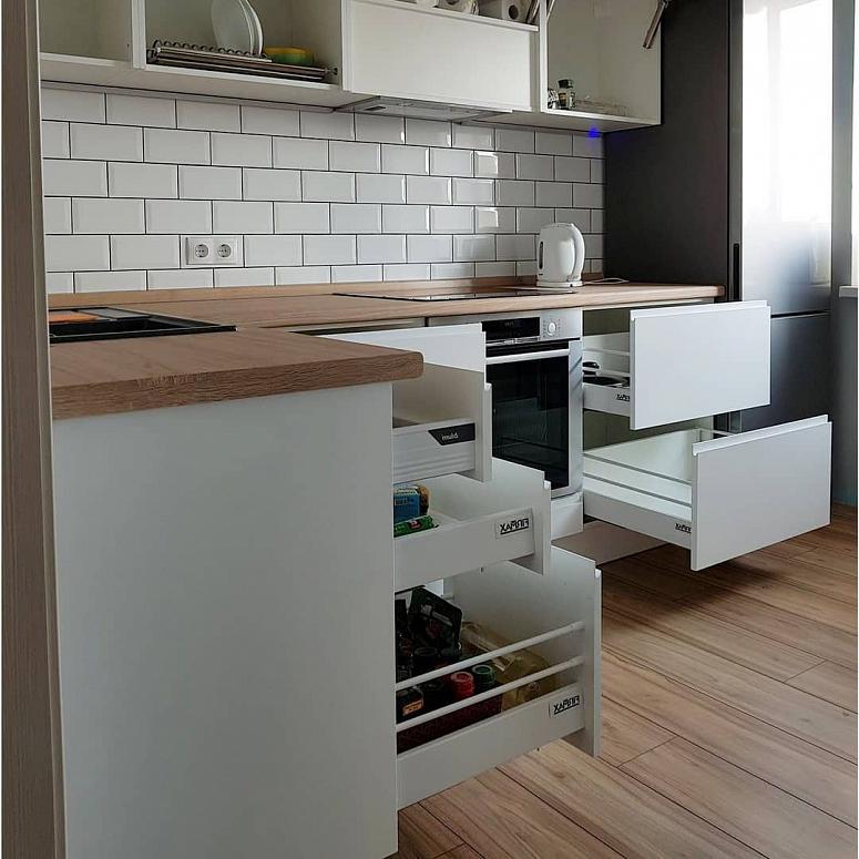 Фото угловая белая древесная двухцветная светлая кухня с пластиковыми фасадами с крашеными фасадами AGT в стиле Хай-Тек и в стиле Минимализм с пластиковой столешницей