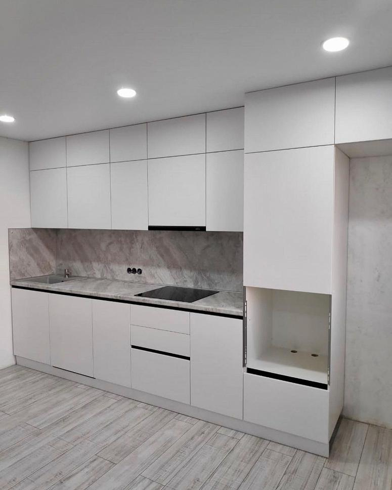 Фото прямая белая матовая кухня с фасадами МДФ-ПВХ в стиле Хай-Тек и в стиле Минимализм с пластиковой столешницей