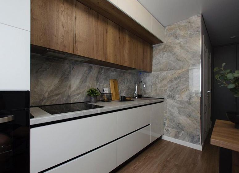 Фото прямая трехъярусная белая древесная двухцветная кухня с пластиковыми фасадами в стиле Лофт и в стиле Минимализм с пластиковой столешницей