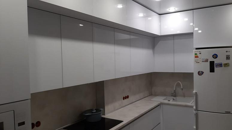 Фото угловая трехъярусная белая светлая глянцевая кухня с крашеными фасадами в стиле Минимализм с пластиковой столешницей