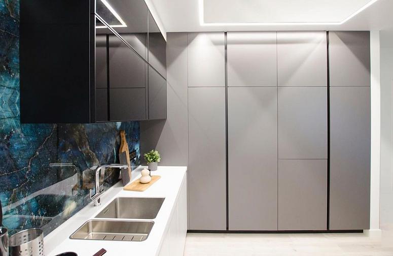 Фото угловая белая черная глянцевая матовая светлая кухня с крашеными фасадами в стиле Хай-Тек и в стиле Минимализм c акриловой столешницей