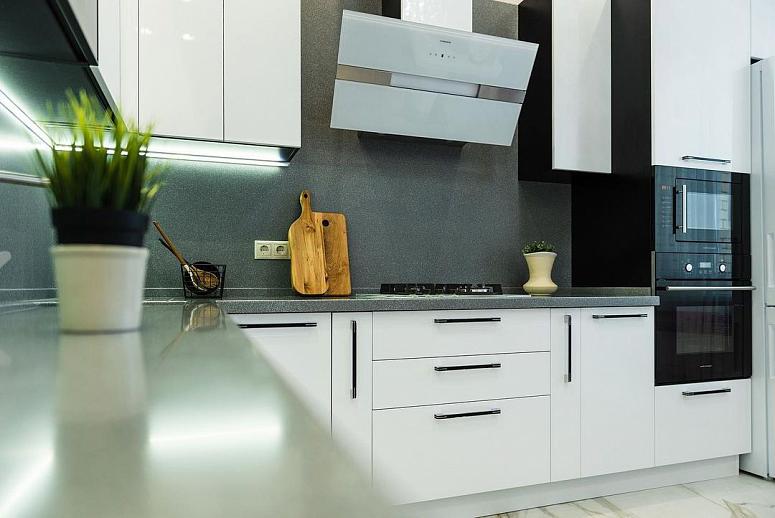 Фото угловая белая светлая кухня с крашеными фасадами в стиле Хай-Тек с кварцевой столешницей