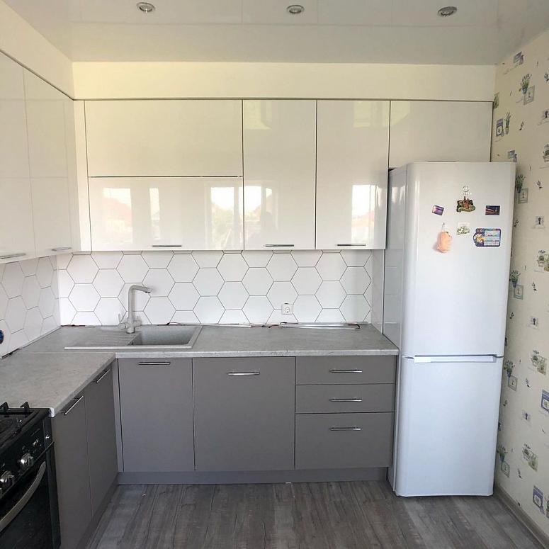 Фото угловая белая двухцветная глянцевая серая кухня с пластиковыми фасадами в стиле Хай-Тек с пластиковой столешницей