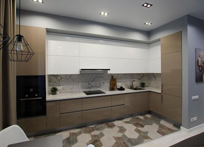 Фото угловая белая бежевая глянцевая светлая кухня с крашеными фасадами в стиле Хай-Тек и в стиле Минимализм с кварцевой столешницей
