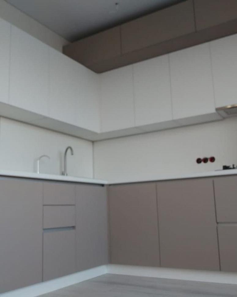 Фото трехъярусная белая двухцветная матовая серая светлая кухня с пластиковыми фасадами AGT в стиле Минимализм с пластиковой столешницей