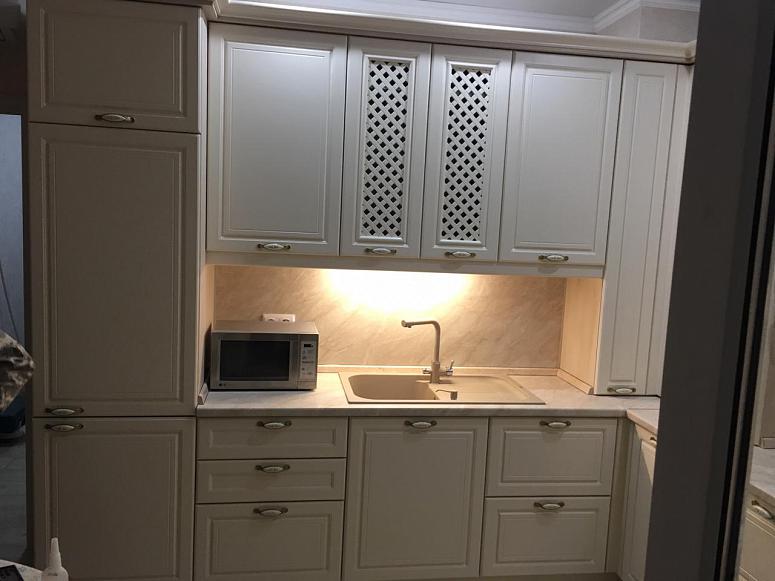 Фото угловая светлая бежевая матовая кухня с крашеными фасадами в классическом стиле и в скандинавском стиле с пластиковой столешницей