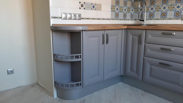 Фото угловая белая двухцветная матовая серая светлая темная кухня из массива в классическом стиле с пластиковой столешницей