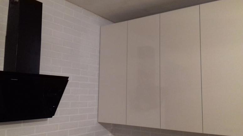 Фото угловая под бетон двухцветная матовая светлая кухня с пластиковыми фасадами в стиле Хай-Тек и в стиле Минимализм с пластиковой столешницей