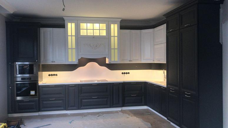 Фото угловая белая серая темная кухня из массива в классическом стиле c акриловой столешницей