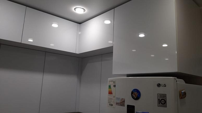 Фото угловая трехъярусная белая светлая глянцевая кухня с крашеными фасадами в стиле Минимализм с пластиковой столешницей