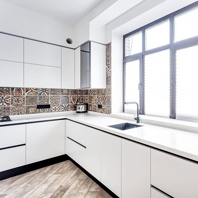 Фото угловая белая матовая кухня с крашеными фасадами в стиле Хай-Тек и в стиле Минимализм c акриловой столешницей