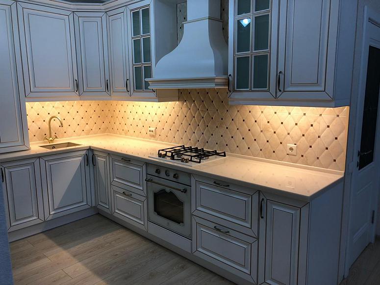 Фото угловая белая бежевая матовая кухня с крашеными фасадами в классическом стиле и в скандинавском стиле c акриловой столешницей