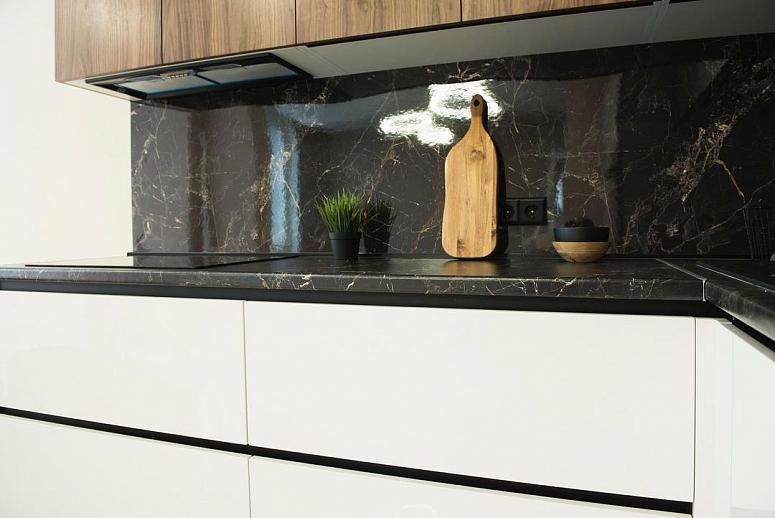 Фото угловая трехъярусная белая древесная двухцветная глянцевая кухня с пластиковыми фасадами с крашеными фасадами в стиле Хай-Тек и в стиле Минимализм