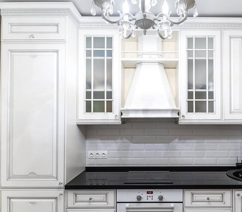 Фото прямая белая светлая кухня с крашеными фасадами в классическом стиле с пластиковой столешницей
