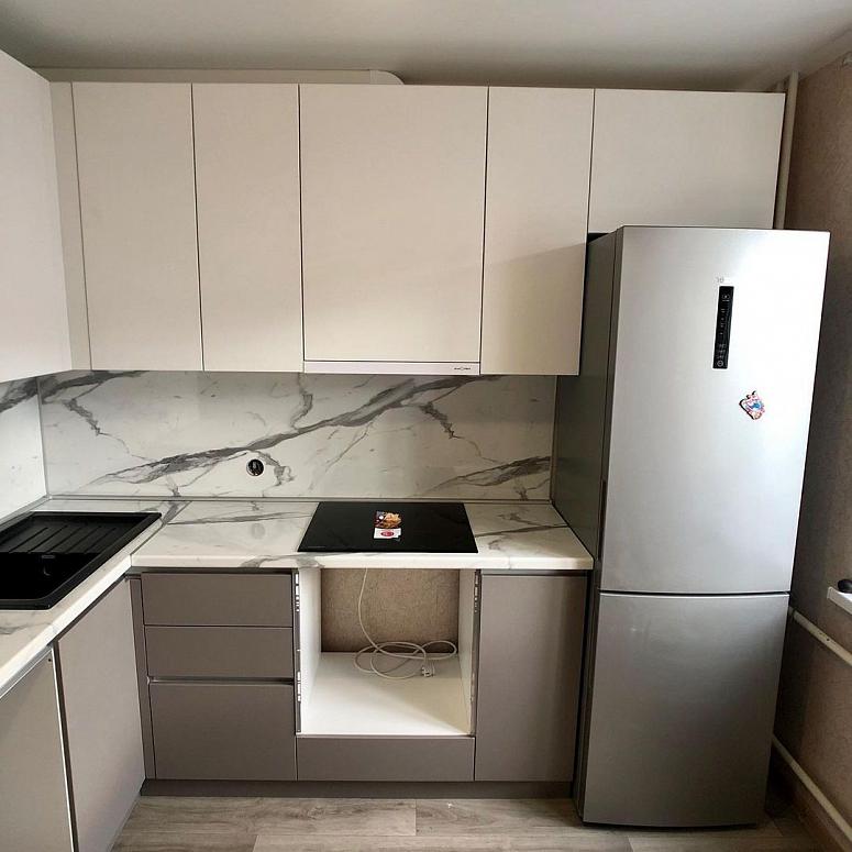 Фото угловая белая серая двухцветная кухня с фасадами МДФ-ПВХ в стиле Хай-Тек и в стиле Минимализм с пластиковой столешницей
