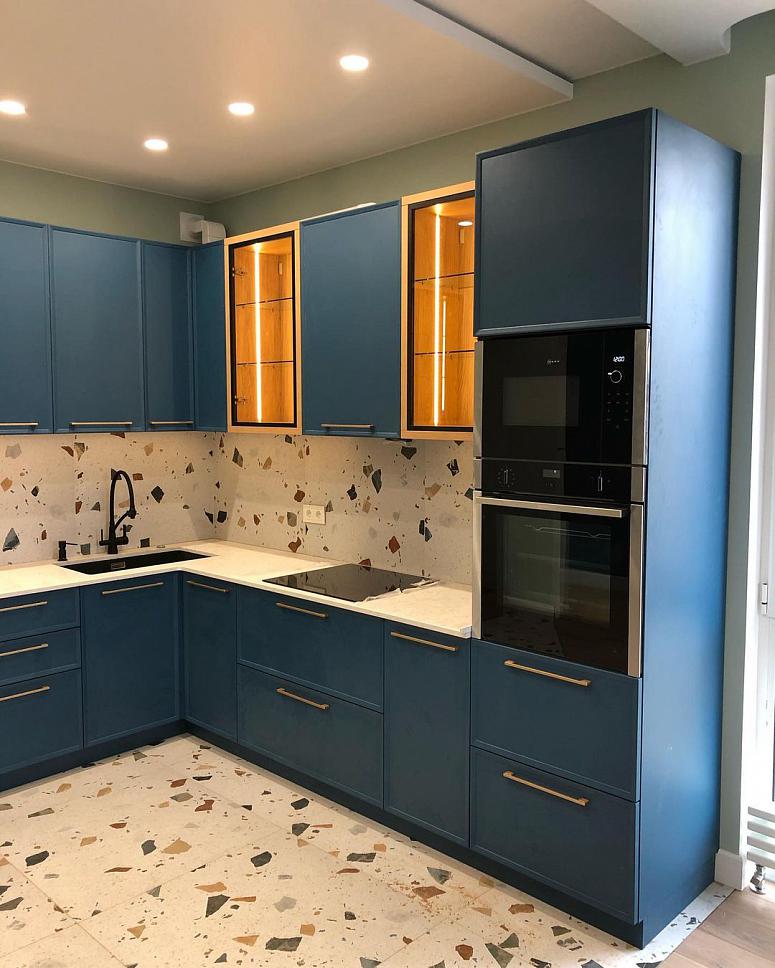 Фото угловая яркая синяя матовая кухня с крашеными фасадами в неоклассическом стиле с кварцевой столешницей