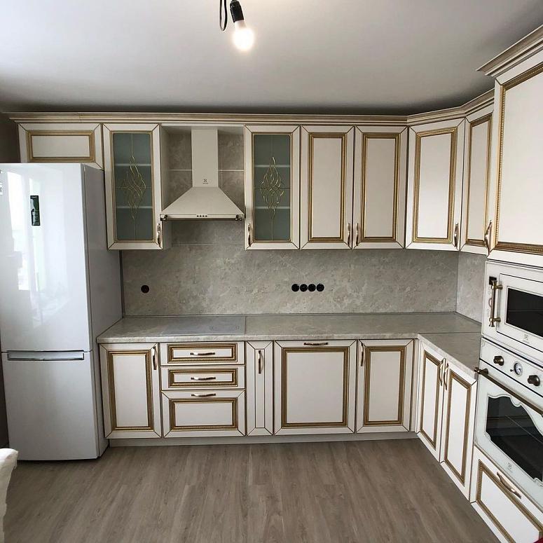Фото угловая белая кухня с крашеными фасадами в классическом стиле с пластиковой столешницей