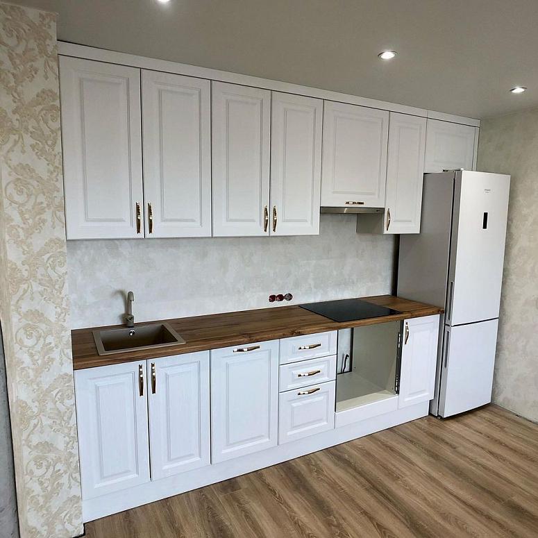 Фото прямая белая кухня с крашеными фасадами в неоклассическом стиле с пластиковой столешницей