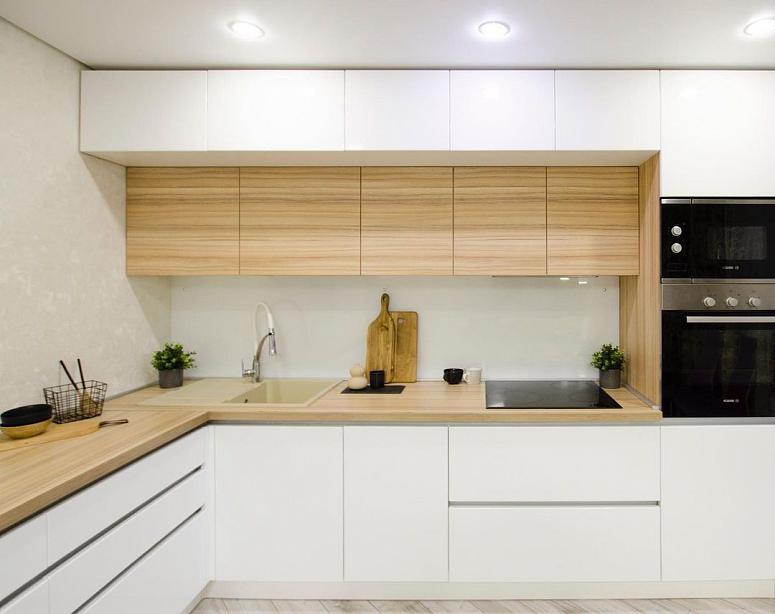 Фото угловая трехъярусная белая древесная двухцветная светлая кухня с пластиковыми фасадами с крашеными фасадами в стиле Хай-Тек и в стиле Минимализм с пластиковой столешницей