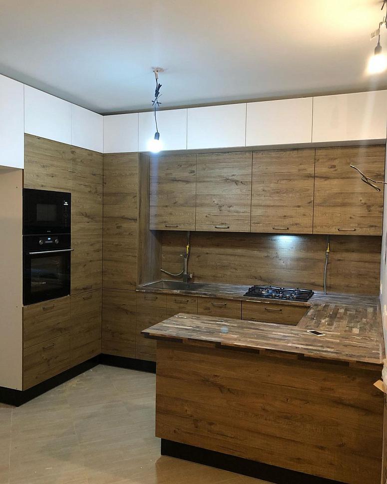 Фото п-образная белая древесная двухцветная темная кухня с фасадами Eterno в стиле Минимализм с пластиковой столешницей