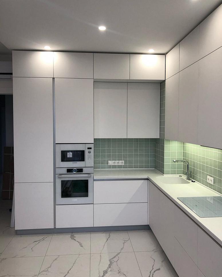 Фото угловая трехъярусная белая светлая матовая кухня с крашеными фасадами в стиле Хай-Тек и в стиле Минимализм с кварцевой столешницей