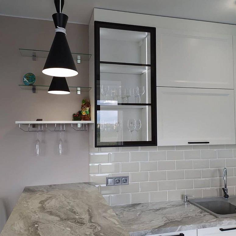 Фото кухня с крашеными фасадами в неоклассическом стиле с пластиковой столешницей