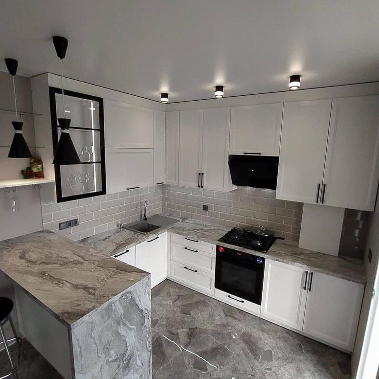 Фото кухня с крашеными фасадами в неоклассическом стиле с пластиковой столешницей