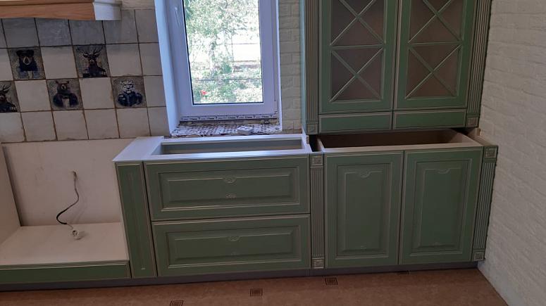 Фото угловая зеленая матовая кухня из массива в классическом стиле