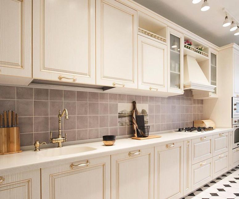 Фото прямая светлая бежевая кухня с крашеными фасадами в классическом стиле с кварцевой столешницей