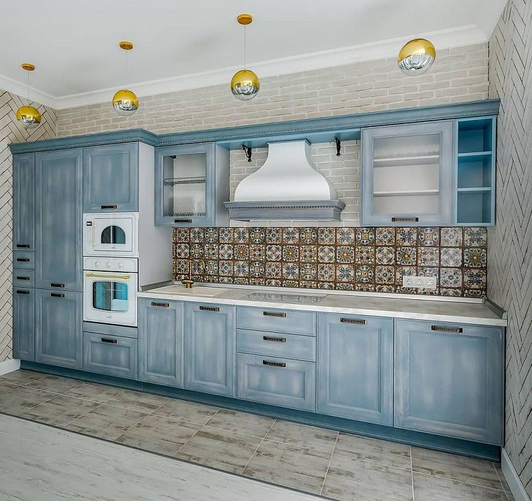 Фото прямая светлая синяя кухня из массива в классическом стиле с пластиковой столешницей