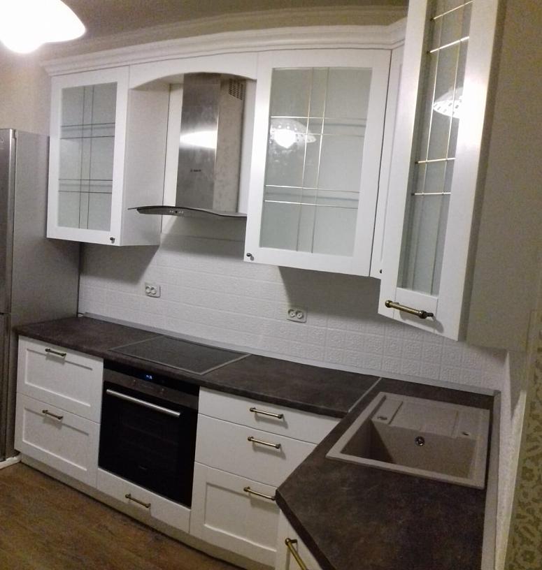 Фото угловая белая светлая матовая кухня с крашеными фасадами в неоклассическом стиле с пластиковой столешницей