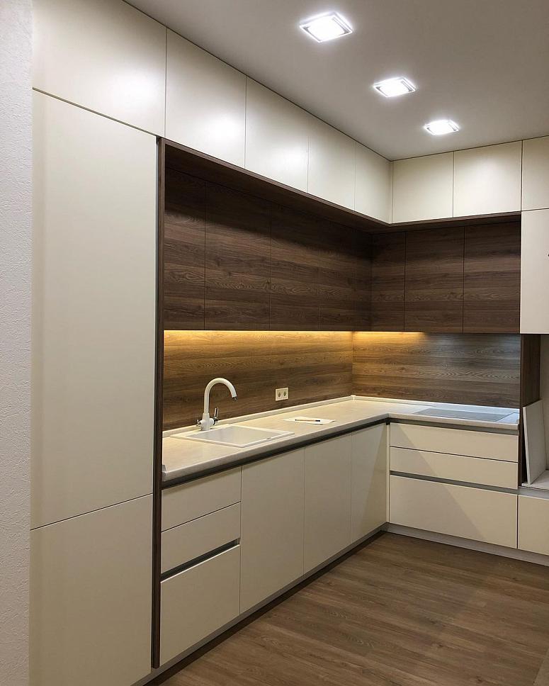 Фото угловая трехъярусная белая древесная двухцветная матовая светлая кухня с пластиковыми фасадами в стиле Хай-Тек и в стиле Минимализм с кварцевой столешницей