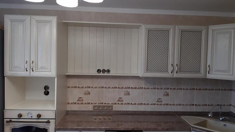 Фото угловая светлая матовая кухня из массива в классическом стиле с пластиковой столешницей