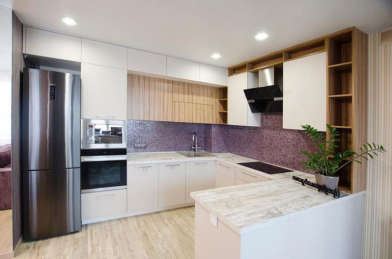 Фото трехъярусная п-образная белая древесная двухцветная светлая кухня с пластиковыми фасадами с крашеными фасадами в стиле Хай-Тек