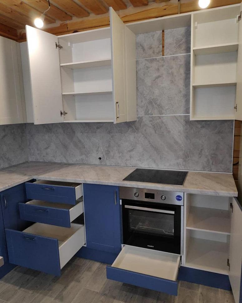 Фото угловая с барной стойкой белая синяя двухцветная кухня с фасадами МДФ-ПВХ в неоклассическом стиле