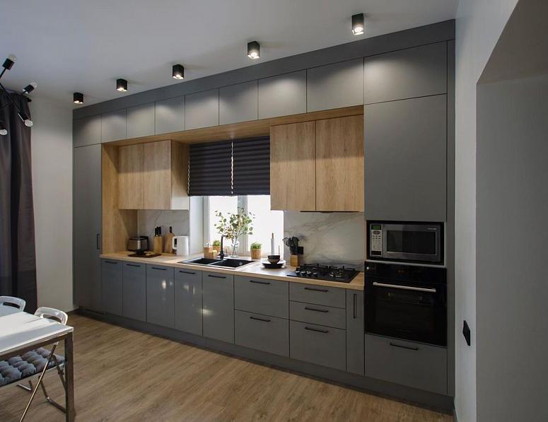 Фото прямая трехъярусная древесная двухцветная матовая серая темная кухня с пластиковыми фасадами в стиле Хай-Тек и в стиле Минимализм