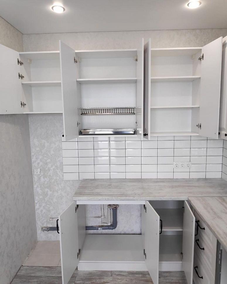 Фото угловая с барной стойкой белая матовая кухня с фасадами МДФ-ПВХ в неоклассическом стиле с пластиковой столешницей