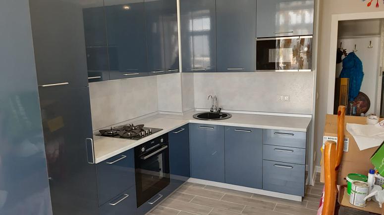 Фото угловая синяя глянцевая кухня с пластиковыми фасадами в стиле Хай-Тек с пластиковой столешницей