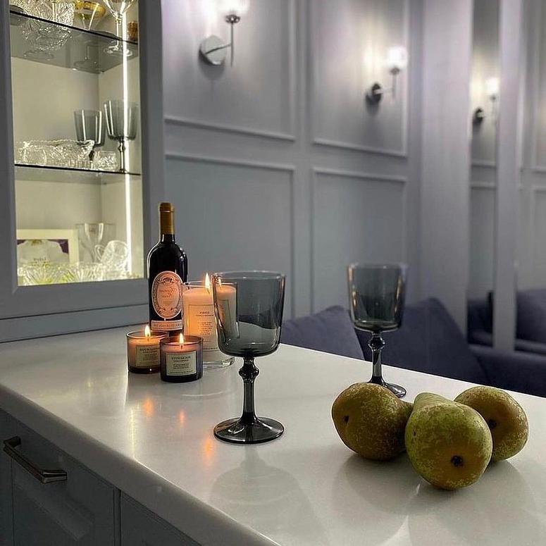 Фото трехъярусная п-образная светлая серая матовая кухня с крашеными фасадами в неоклассическом стиле с кварцевой столешницей