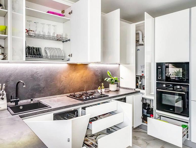 Фото п-образная белая кухня с пластиковыми фасадами в стиле Хай-Тек и в стиле Минимализм с пластиковой столешницей