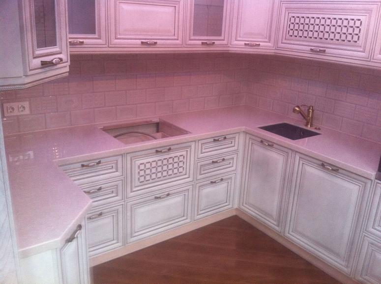 Фото п-образная светлая бежевая кухня из массива в классическом стиле c акриловой столешницей