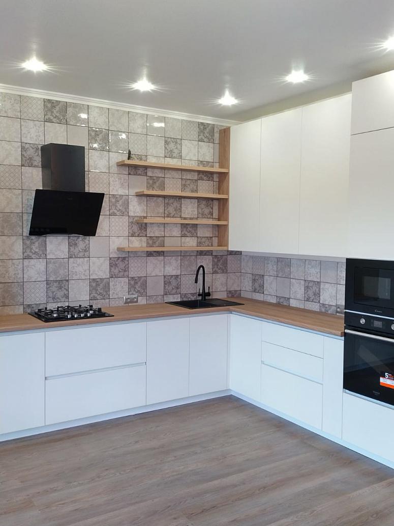 Фото угловая белая древесная матовая кухня с крашеными фасадами в стиле Минимализм с пластиковой столешницей