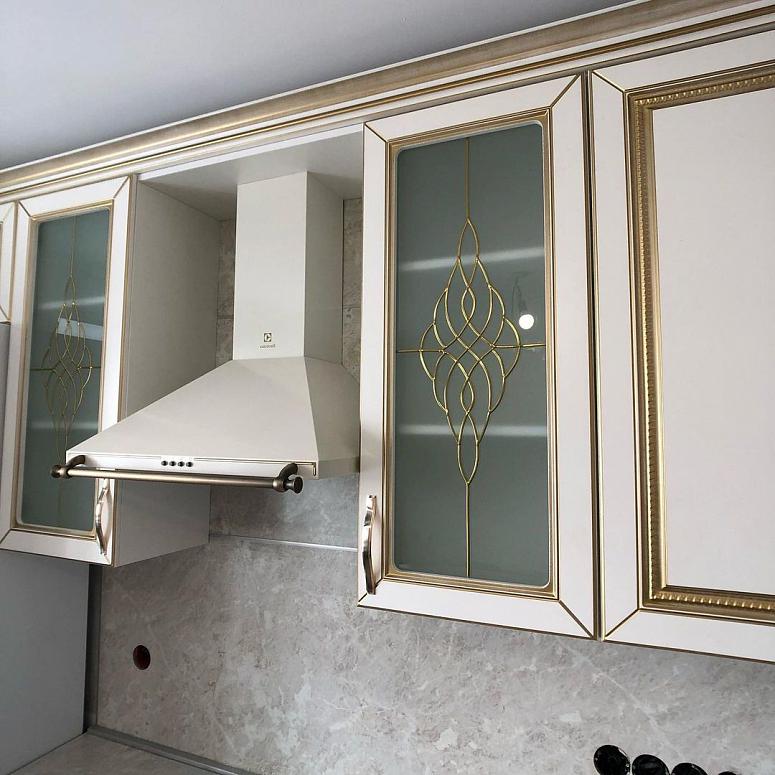 Фото угловая белая кухня с крашеными фасадами в классическом стиле с пластиковой столешницей
